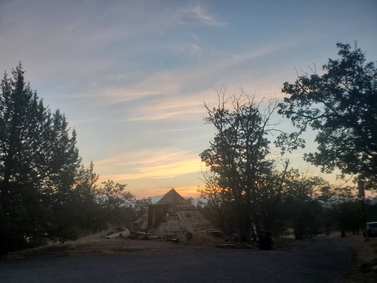 Background picture of Flyoutfate